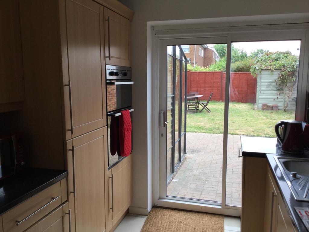 4 Bed House Next To Basildon Town Centre Villa Exterior photo