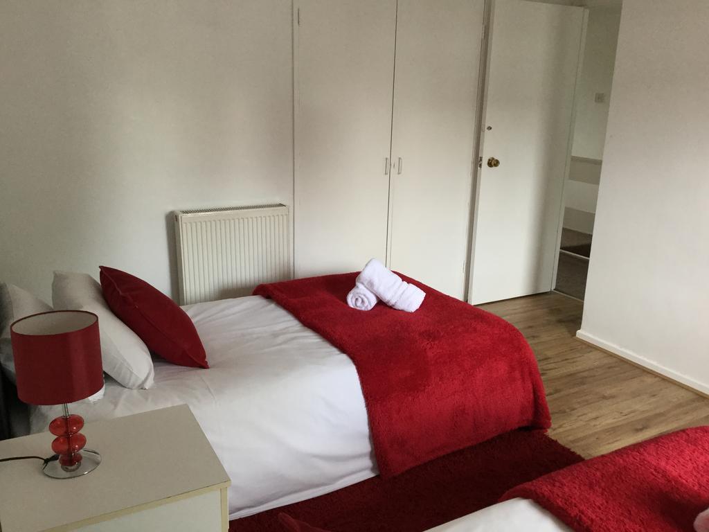 4 Bed House Next To Basildon Town Centre Villa Exterior photo