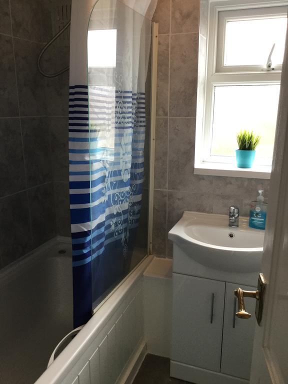 4 Bed House Next To Basildon Town Centre Villa Exterior photo